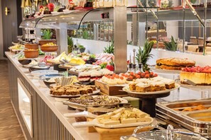 A buffet with various food items and a glass display case. - Mukarnas Pera Hotel (Istanbul)