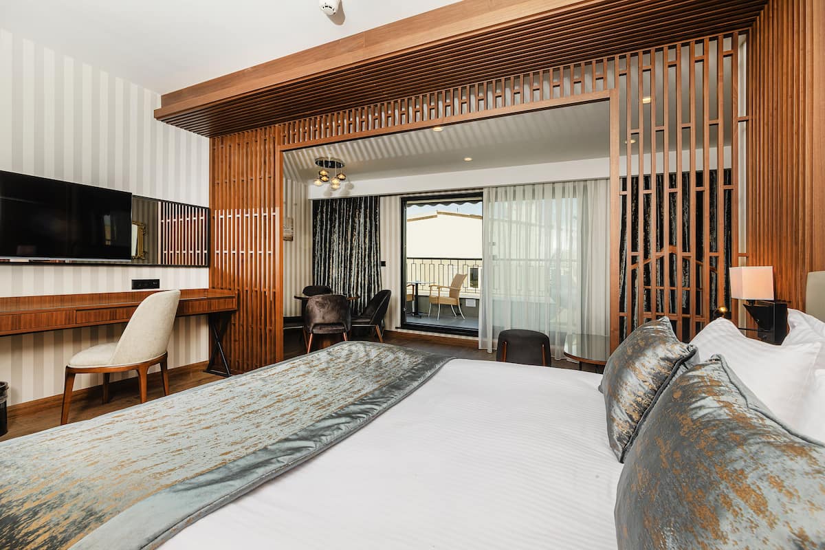 Penthouse Room | ميني بار ومكتب ومساحة عمل للكمبيوتر المحمول وتجهيزات عازلة للصوت