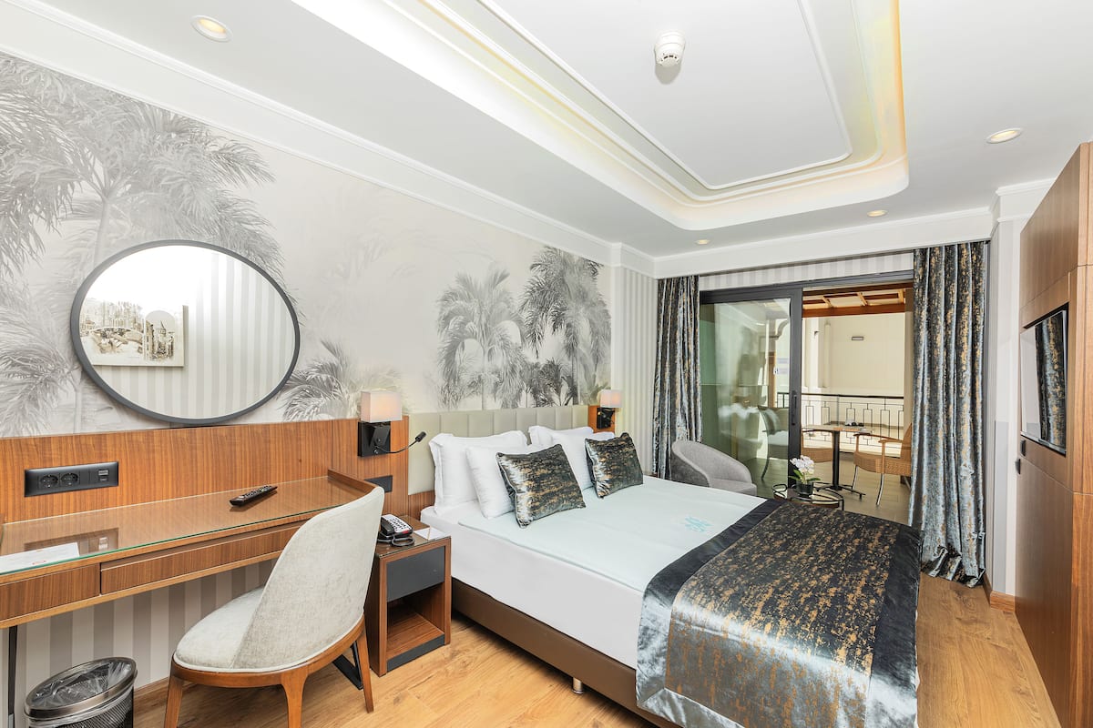 Basement Double Room With Balcony | ميني بار ومكتب ومساحة عمل للكمبيوتر المحمول وتجهيزات عازلة للصوت