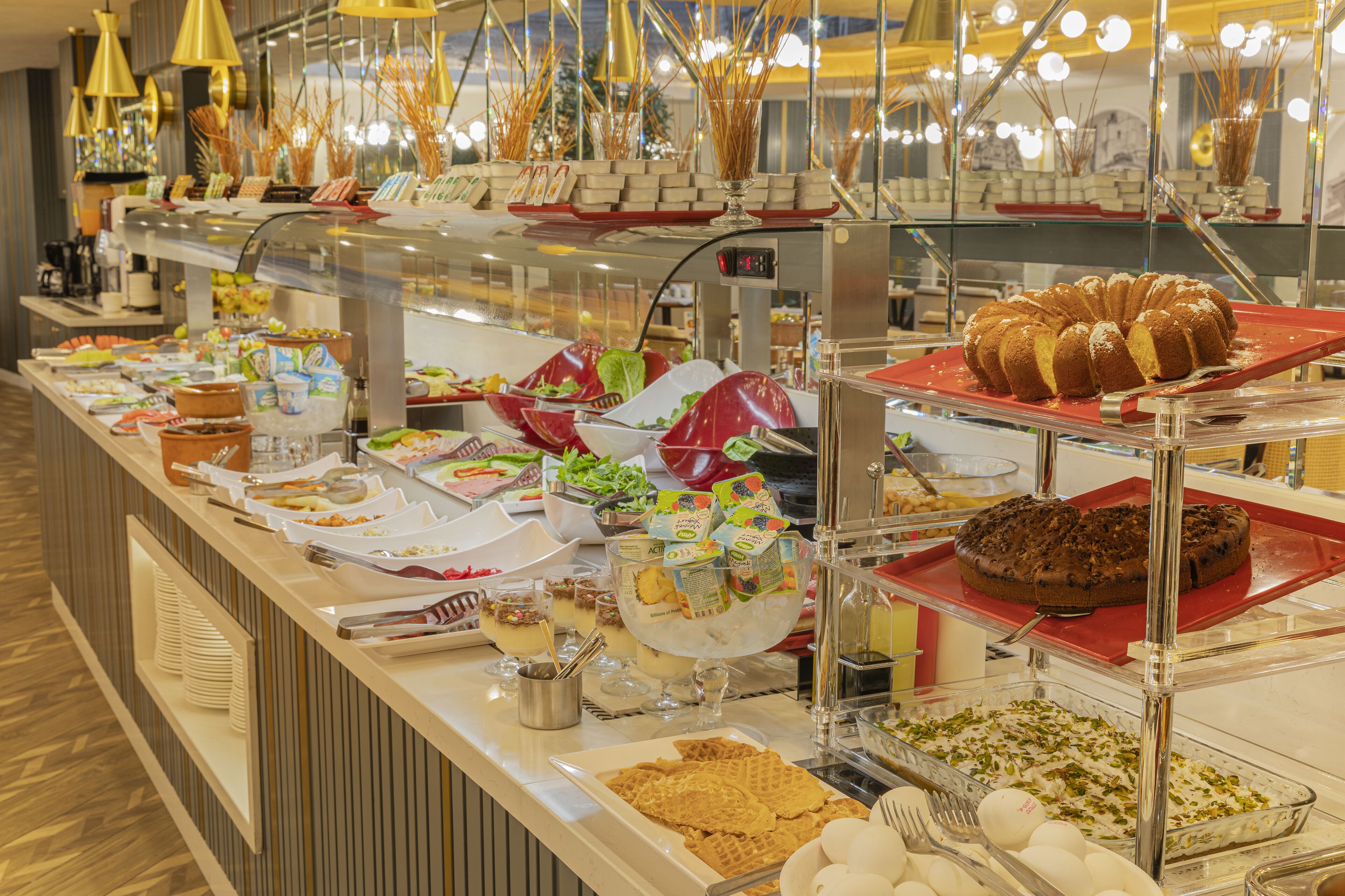 Un buffet proposant une variété de plats et un gâteau exposé.