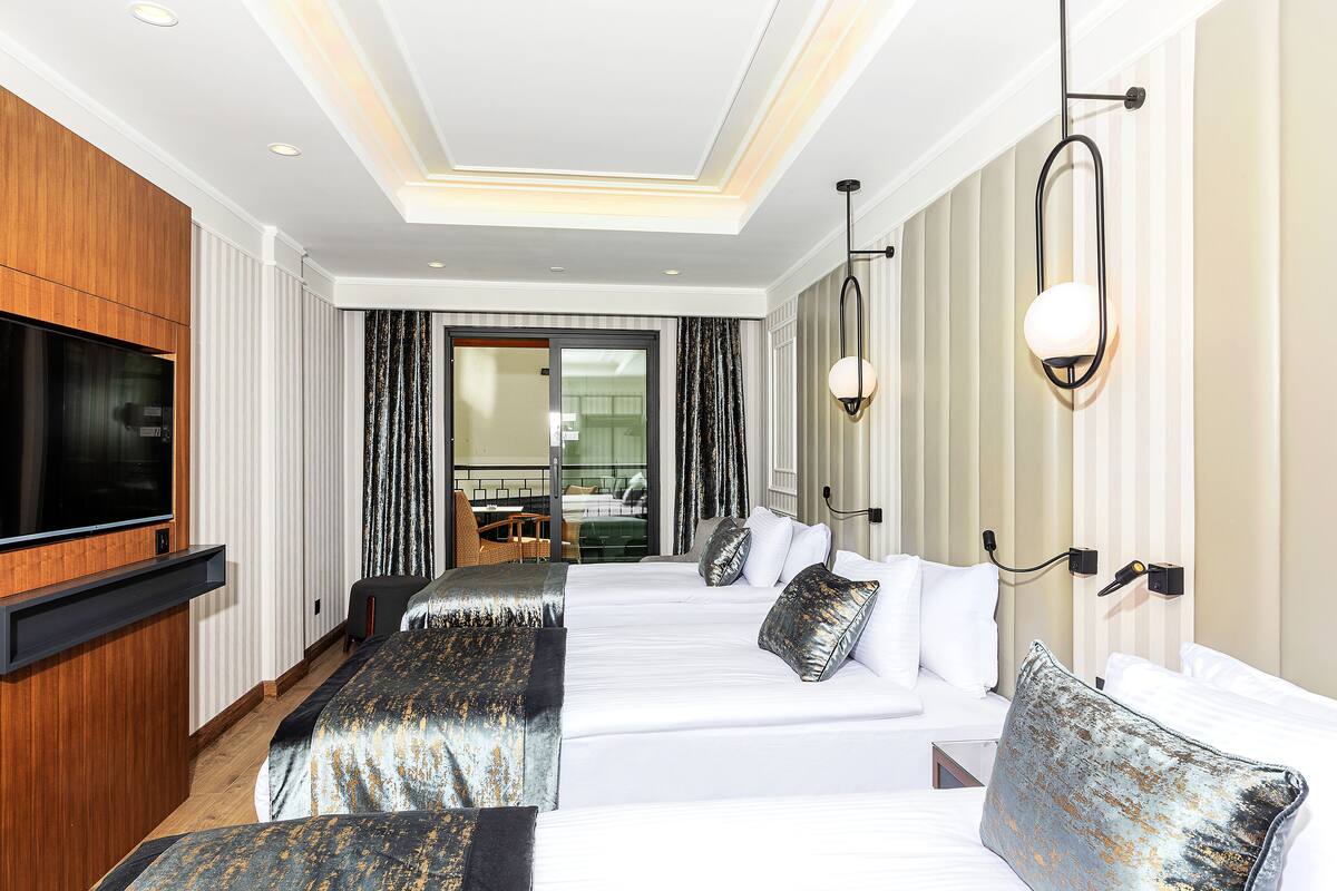 Basement Triple Room  With Balcony | ميني بار ومكتب ومساحة عمل للكمبيوتر المحمول وتجهيزات عازلة للصوت
