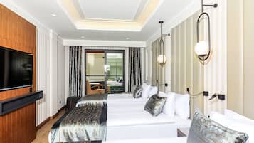 Basement Triple Room With Balcony | 迷你吧、獨特裝潢、書桌、筆電工作空間