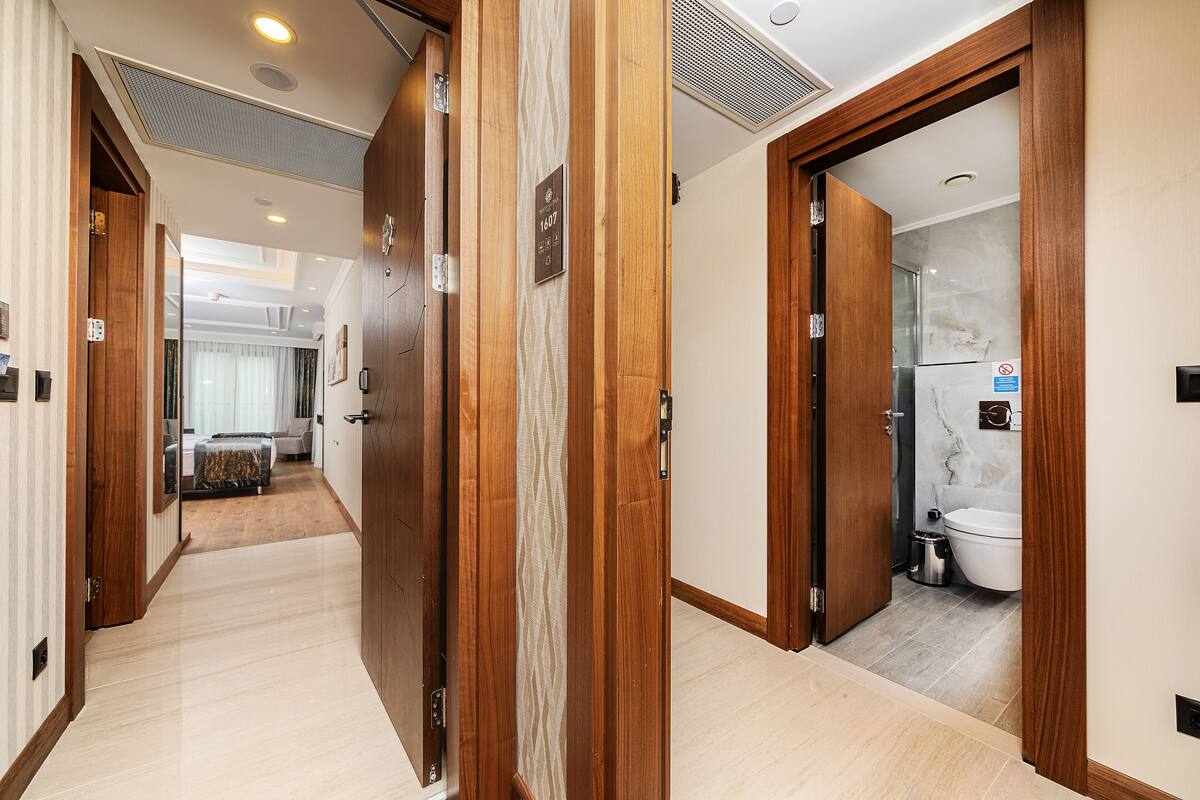 Two Connecting Rooms | ميني بار ومكتب ومساحة عمل للكمبيوتر المحمول وتجهيزات عازلة للصوت