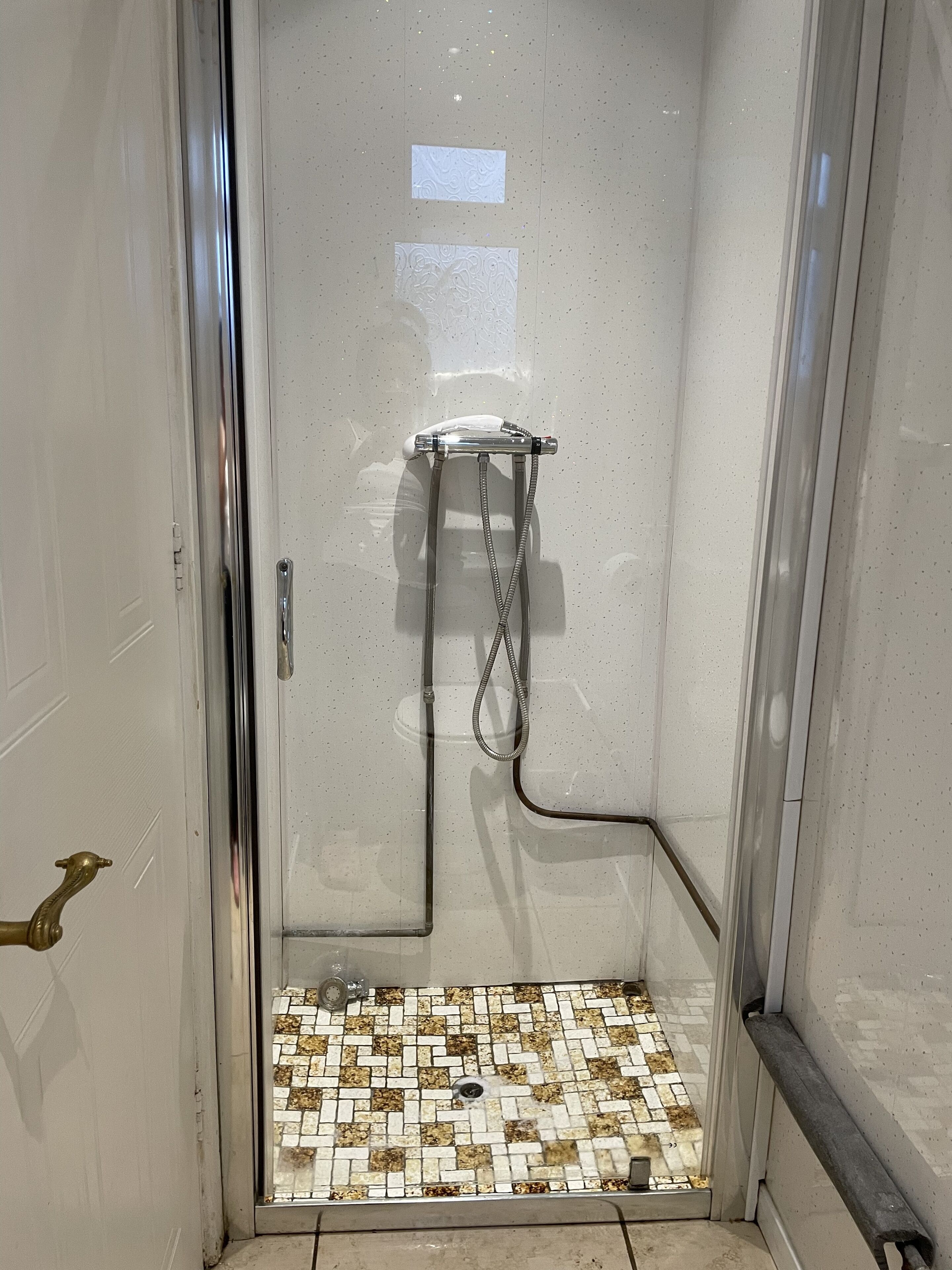 Rumah | Kamar mandi | Bathtub dan shower terpisah, bathtub besar, pengering rambut, dan handuk