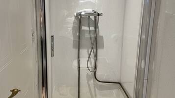 Rumah | Kamar mandi | Bathtub dan shower terpisah, bathtub besar, pengering rambut, dan handuk