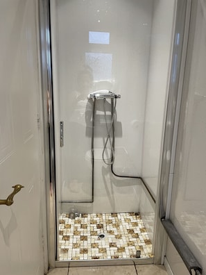 Ferienhaus | Badezimmer | Badewanne und Dusche (separat), Komfortbadewanne, Haartrockner