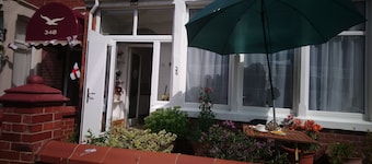 Renovated 4-bed Home, Sleeps 9 With Parking & Spa