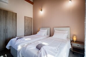 3 chambres, coffres-forts dans les chambres, lit parapluie