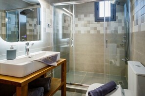 Shower, hair dryer, towels, soap - Aurelia Villa - 2 bedroom villa with private pool (Zakynthos)