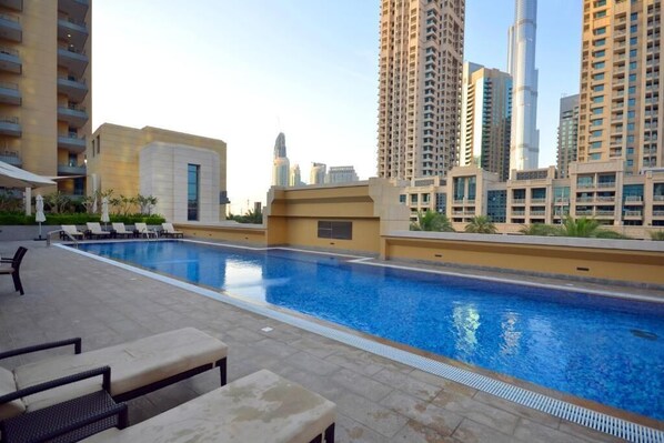 Una piscina al aire libre