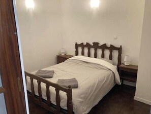 1 habitación, tabla de planchar con plancha, wifi gratis y ropa de cama 