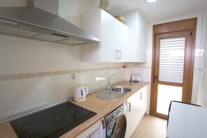 Kjøleskap, mikrobølgeovn, kokeplater og kaffetrakter/tekoker