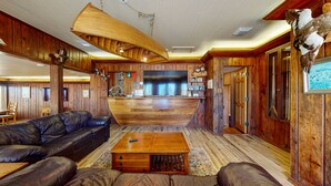Ein Holzinterieur mit Ledersofa, einem Holztisch und einem hölzernen Empfangsschalter.