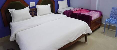 Habitación económica | Tabla de planchar con plancha, wifi gratis y ropa de cama