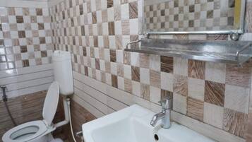 Regadera, regadera tipo lluvia, toallas, jabón