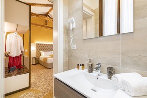 Deluxe Triple Room (Deluxe Marco Polo) | In-room safe, desk, laptop workspace, free WiFi - Residenza La Duchessa Deluxe Rooms (Venice)