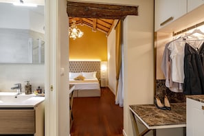 Deluxe Double or Twin Room (Deluxe Casanova) | City view - Residenza La Duchessa Deluxe Rooms (Venice)