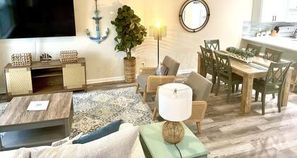 Boho-Style Beach House, Shared Pool Access, Walk to Beach by Tybee Cottages