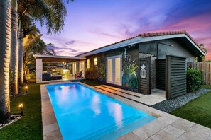 A heated pool - Welcome to Happy Daze – A Bright, Tropical Retreat with a Private Pool Near It All! (Oakland Park)