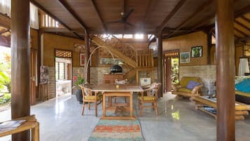 Villa, 1 Queen Bed | Living area
