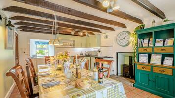 Cottage | Private kitchen | Fridge, electric kettle, toaster, cookware/dishes/utensils