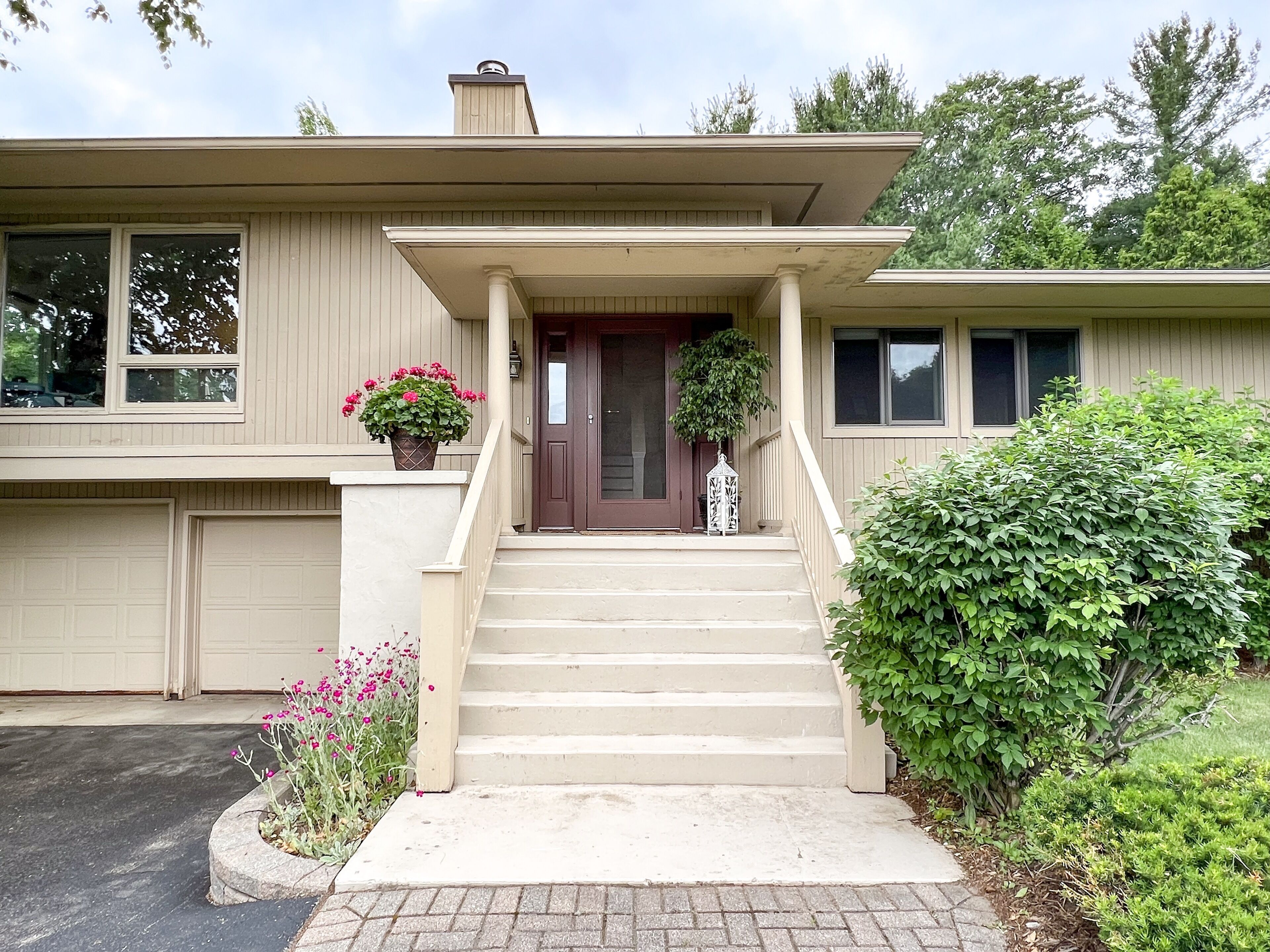 Beautiful Home, Private + Quiet Neighborhood - Walk to Town