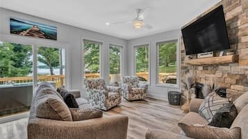 Télévision, cheminée