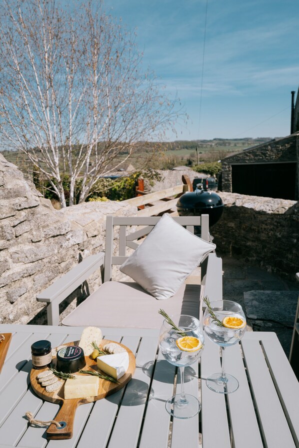 Outdoor dining - Luxury 2 bed village retreat with 4 pubs & garden with views  (Middleham)