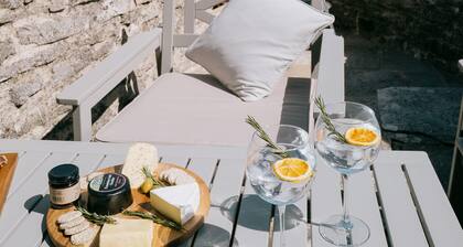 Luxury 2 bed village retreat with 4 pubs & garden with views