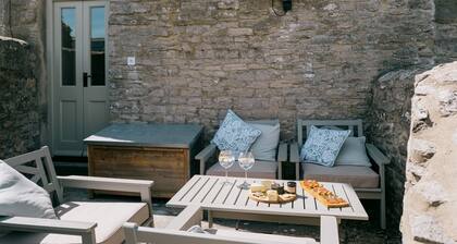 Luxury 2 bed village retreat with 4 pubs & garden with views