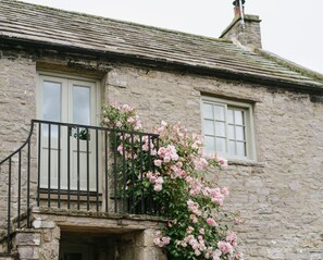 Exterior detail - Luxury 2 bed village retreat with 4 pubs & garden with views  (Middleham)