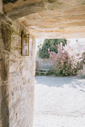 Property grounds - Luxury 2 bed village retreat with 4 pubs & garden with views  (Middleham)