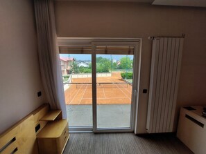 Superior Single Room | Blackout drapes, iron/ironing board, free WiFi, bed sheets