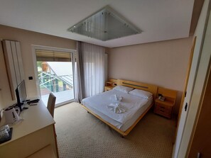 Kahden hengen superior-huone | Pimennysverhot, silitysrauta/-lauta, ilmainen Wi-Fi, vuodevaatteet