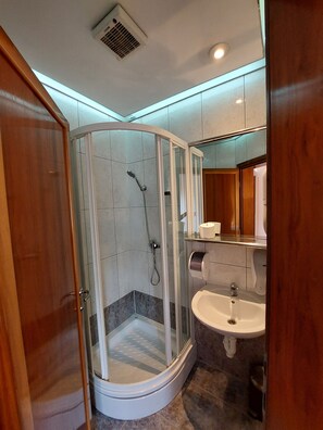 Shower, hair dryer, slippers, bidet - Hotel Brass (Sarajevo)
