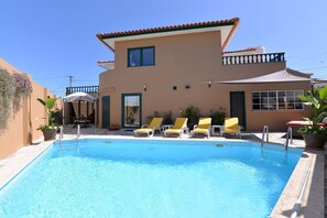 Piscine extérieure, chaises longues