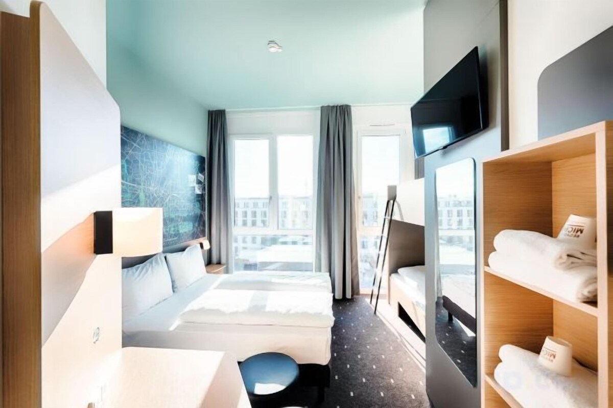 Desk, soundproofing, free WiFi, bed sheets