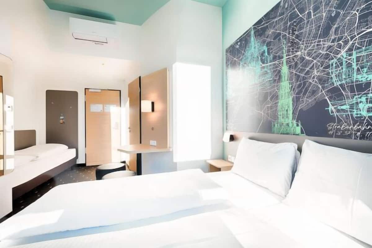 Desk, soundproofing, free WiFi, bed sheets