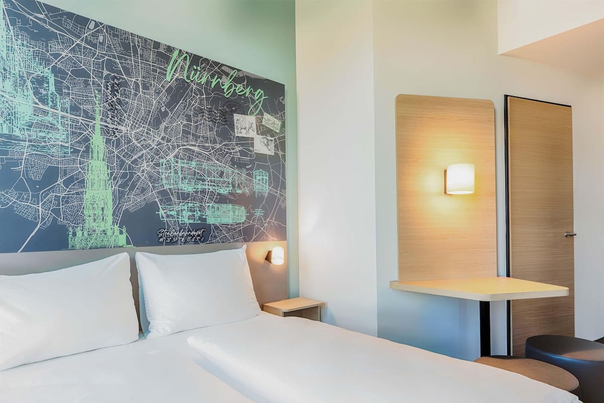 Escritorio, sistema de insonorización, wifi gratis y ropa de cama