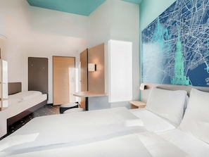 Escritorio, sistema de insonorización, wifi gratis y ropa de cama