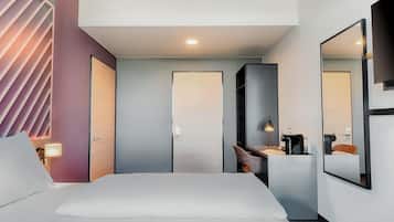 Escrivaninha, quartos à prova de som, Wi-Fi de cortesia, roupa de cama