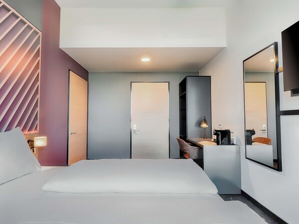 Escritorio, sistema de insonorización, wifi gratis y ropa de cama