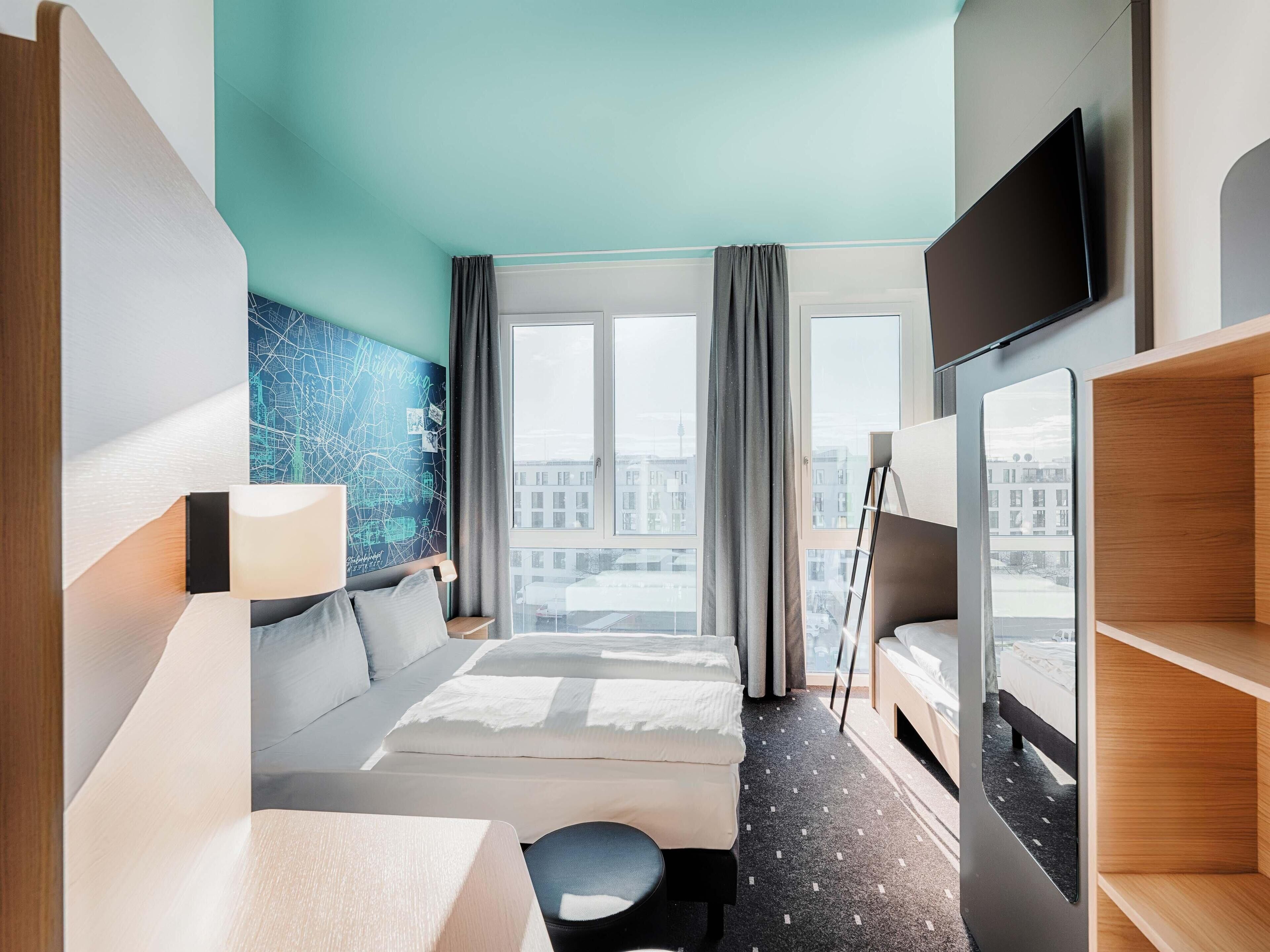 Een bureau, geluiddichte muren, gratis wifi, beddengoed