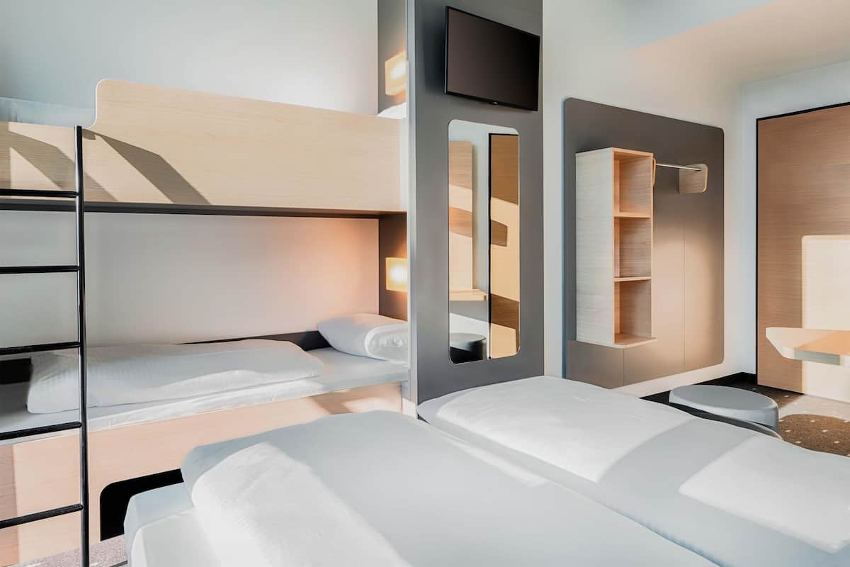 Escritorio, sistema de insonorización, wifi gratis y ropa de cama
