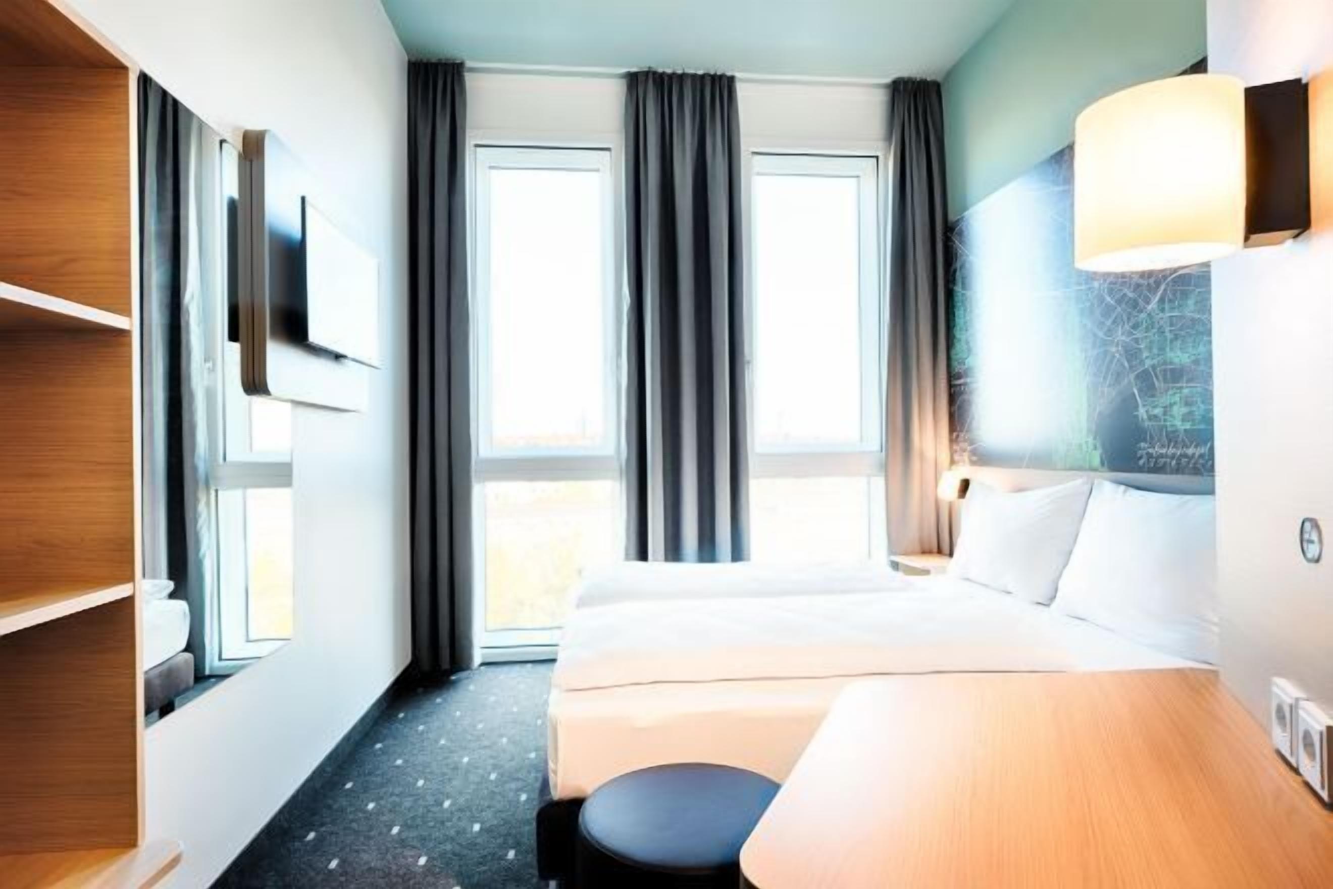 Escritorio, sistema de insonorización, wifi gratis y ropa de cama 