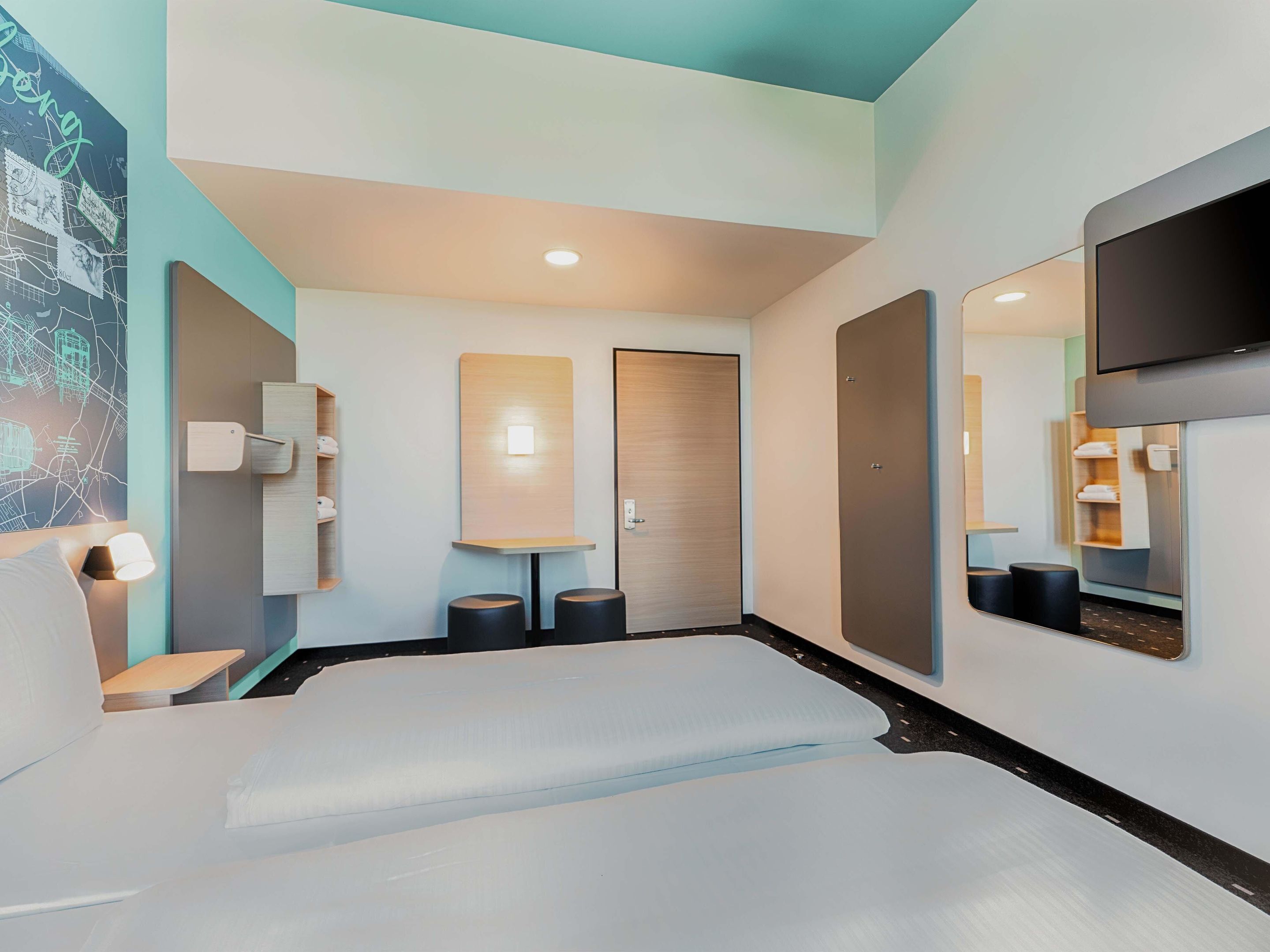 Desk, soundproofing, free WiFi, bed sheets