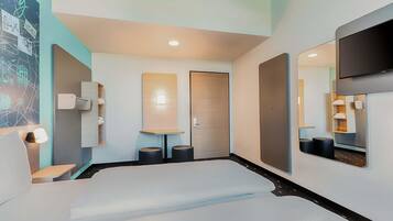 Desk, soundproofing, free WiFi, bed sheets