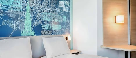 Desk, soundproofing, free WiFi, bed sheets