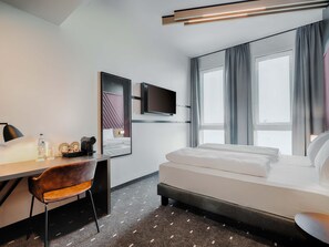 Desk, soundproofing, free WiFi, bed sheets