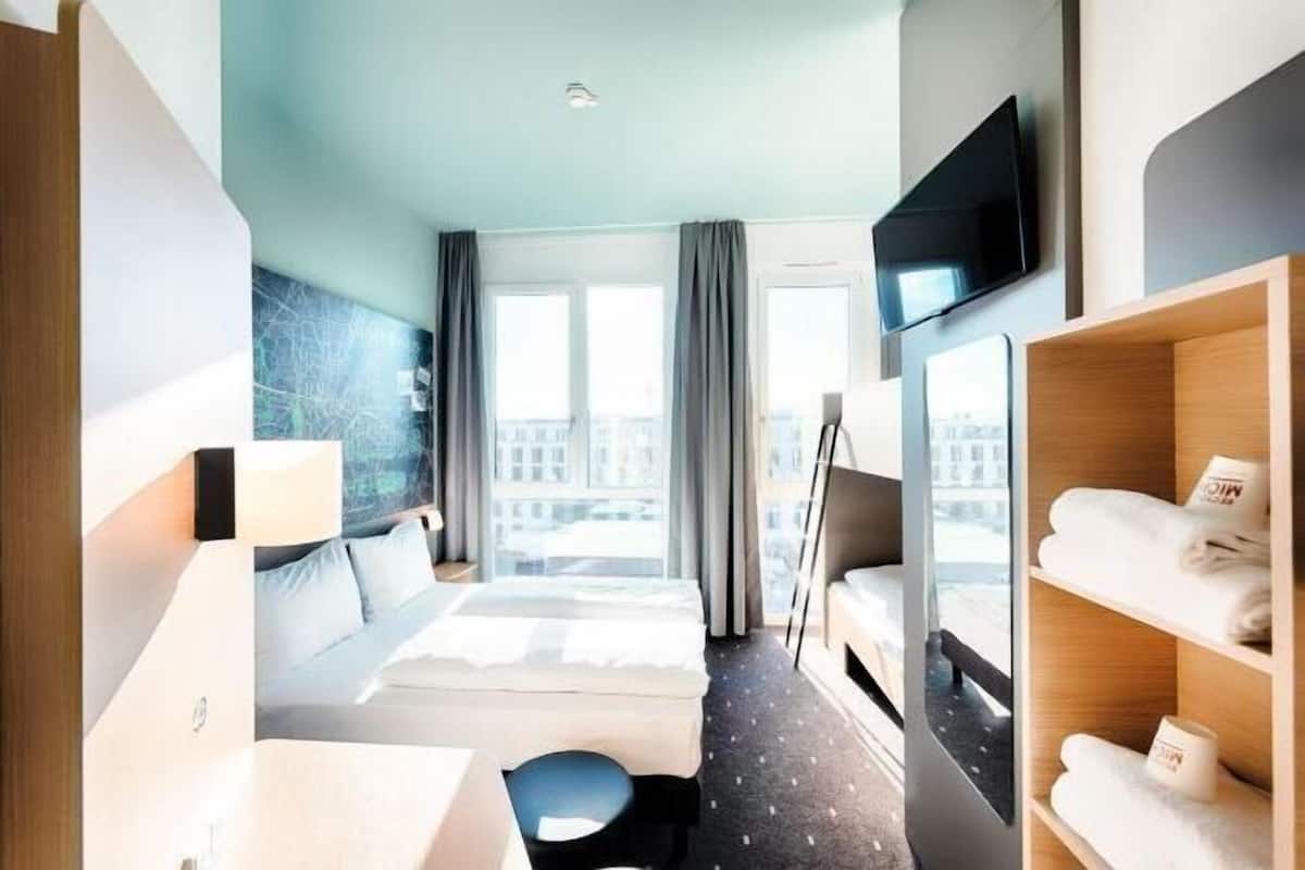 Desk, soundproofing, free WiFi, bed sheets